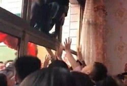 伴娘门在线观看8分钟,8分钟速览，揭开神秘婚礼幕后的秘密